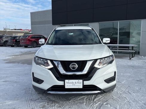 Used 2019 Nissan Rogue SV image 2