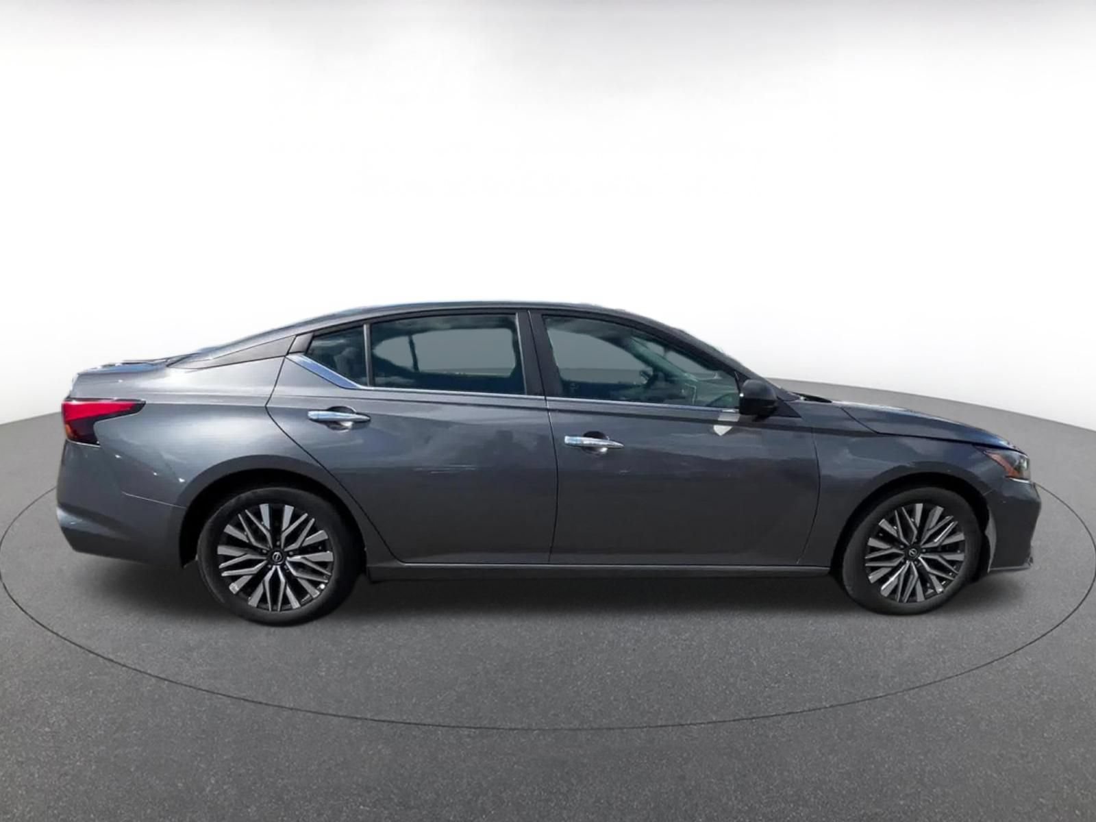 Used 2025 Nissan Altima 2.5 SV FWD image 15