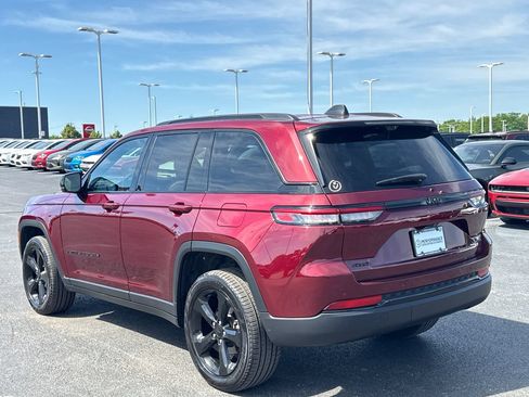 Used 2025 Jeep Grand Cherokee Limited w/ Luxury Tech Group II AWD/4WD image 4