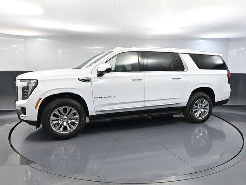 Used 2025 GMC Yukon XL Denali AWD/4WD image 12