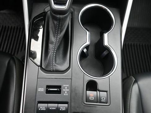Used 2022 Toyota Highlander XLE image 19
