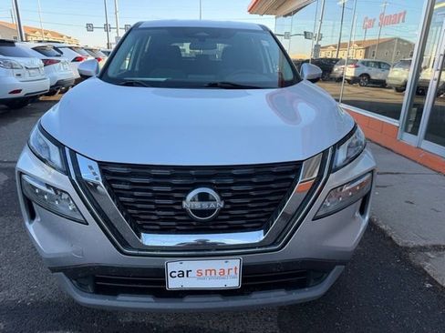 Used 2022 Nissan Rogue SV image 2