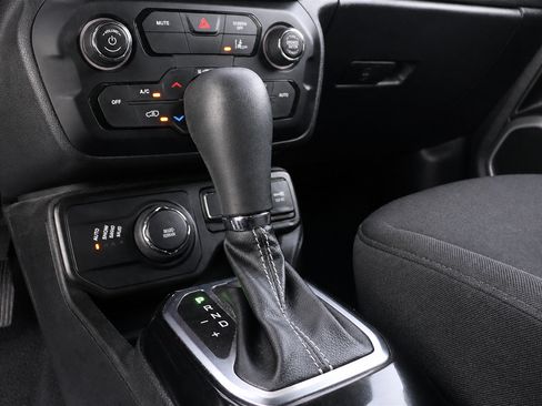 Used 2021 Jeep Renegade Latitude AWD/4WD image 38