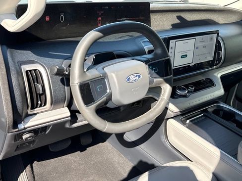 Used 2025 Ford Expedition Active AWD/4WD image 12