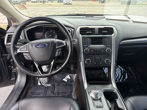 Used 2017 Ford Fusion SE w/ Equipment Group 601A FWD image 8