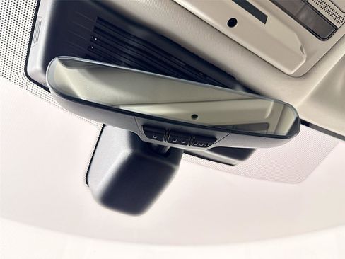 Used 2024 Land Rover Discovery S image 23