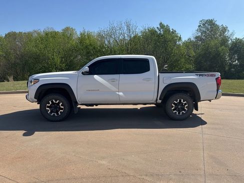 Used 2019 Toyota Tacoma TRD Off-Road image 2