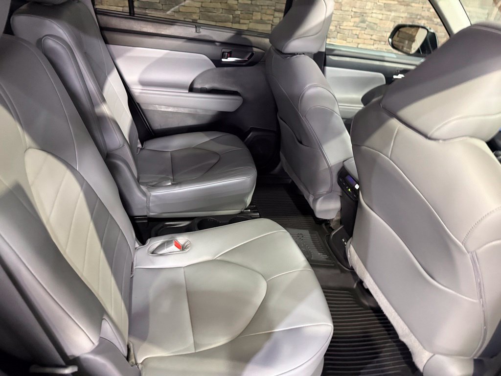 Used 2022 Toyota Highlander XLE AWD/4WD image 34
