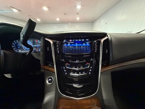 Used 2020 Cadillac Escalade Luxury AWD/4WD image 34