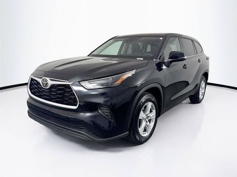 Used 2023 Toyota Highlander L FWD image 2