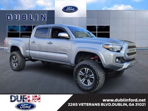 Used 2017 Toyota Tacoma TRD Sport image 1