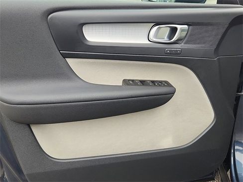 Used 2021 Volvo XC40 T5 Momentum w/ Premium Package image 12