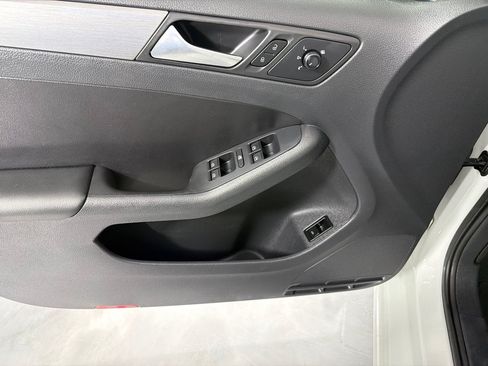 Used 2017 Volkswagen Jetta Sport FWD image 9