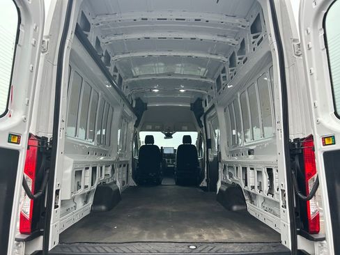 Used 2022 Ford E-Transit 148 High Roof Extended image 18