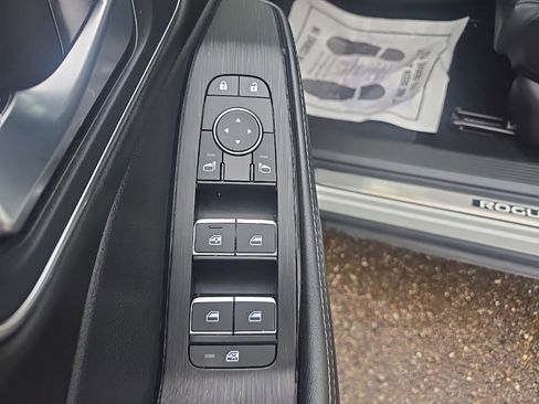 Used 2023 Nissan Rogue Platinum w/ Platinum Premium Package image 11