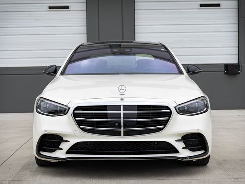 Used 2022 Mercedes-Benz S 580 4MATIC Sedan w/ AMG Line Package image 3