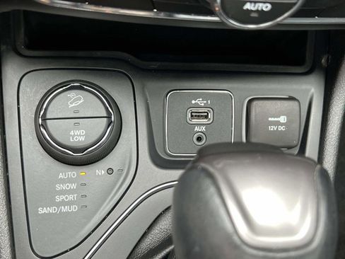 Used 2019 Jeep Cherokee Latitude Plus w/ Comfort/Convenience Group AWD/4WD image 31