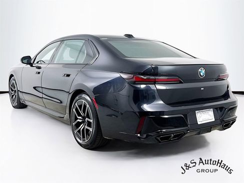 Used 2023 BMW 760i xDrive w/ Executive Package image 5