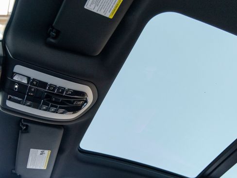 Certified 2025 Porsche Macan image 28