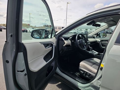 Used 2021 Toyota RAV4 XLE w/ XLE Grade Weather Package AWD/4WD image 18