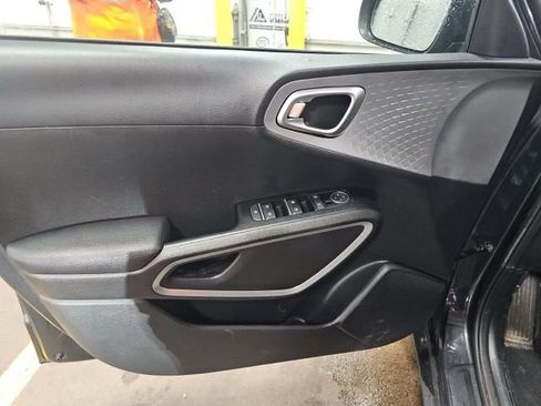 Used 2025 Kia Soul LX w/ LX Technology Package FWD image 16