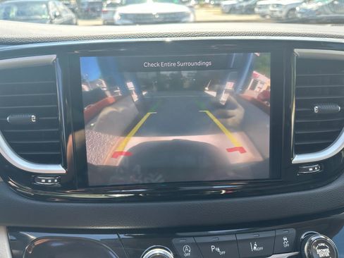 Used 2022 Chrysler Pacifica Touring-L image 14