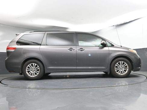 Used 2014 Toyota Sienna XLE image 24