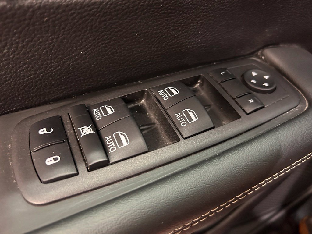 Used 2023 Chrysler Pacifica Touring-L w/ Uconnect Theater Family Group FWD image 11