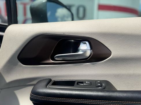 Used 2019 Chrysler Pacifica Touring-L FWD image 44