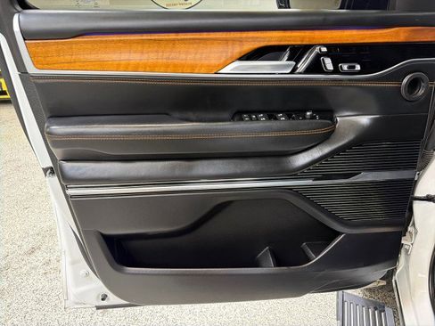 Used 2022 Jeep Grand Wagoneer Series III w/ Rear Seat Video Group 1 image 17