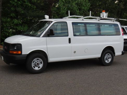 Used 2015 GMC Savana 3500 RWD image 2