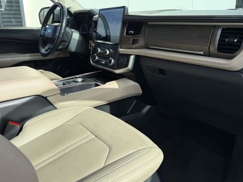 Certified 2024 Ford Expedition Limited image 10