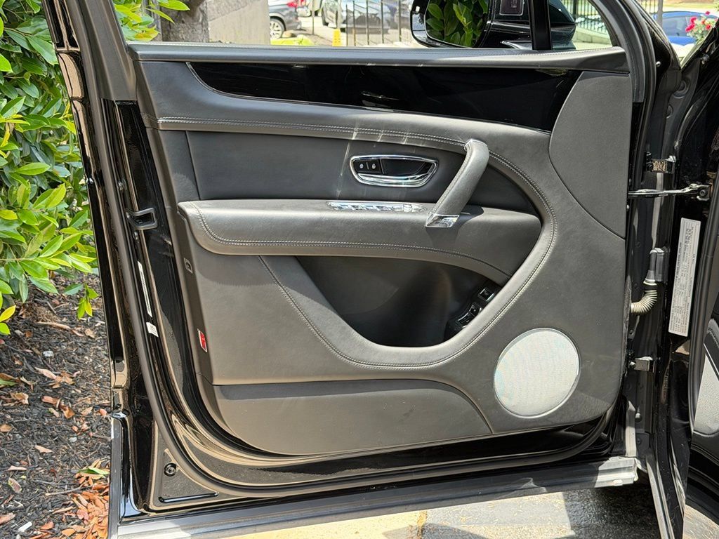 Used 2019 Bentley Bentayga AWD/4WD image 29