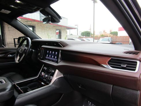 Used 2021 GMC Yukon XL Denali w/ Denali Premium Package AWD/4WD image 12
