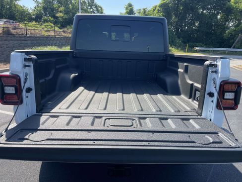 Used 2025 Jeep Gladiator Mojave w/ Convenience Group AWD/4WD image 10