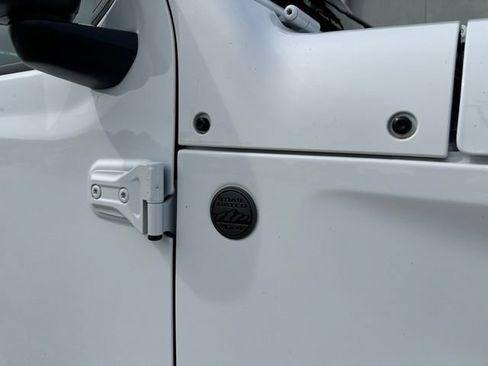 Certified 2025 Jeep Gladiator Sport AWD/4WD image 49