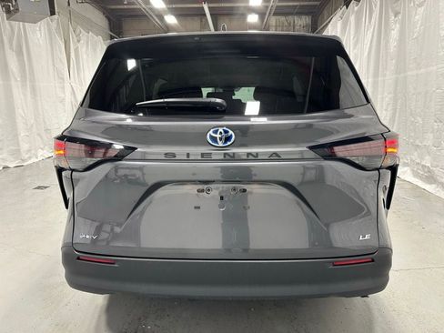 Used 2025 Toyota Sienna LE FWD image 6