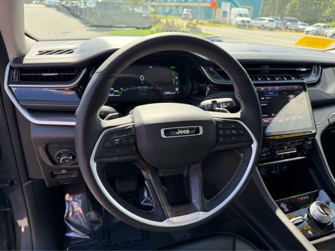 Used 2023 Jeep Grand Cherokee 4WD 4xe image 12