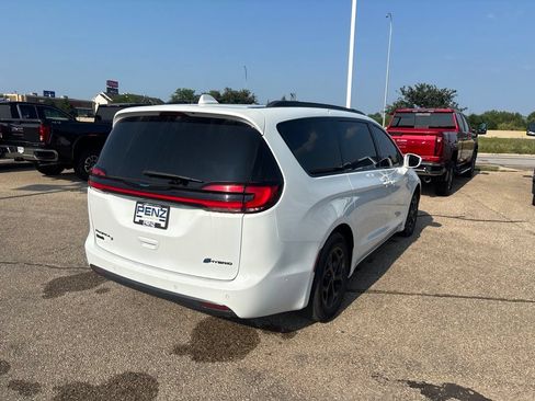 Used 2021 Chrysler Pacifica Limited w/ Uconnect Theater Family Group FWD image 8