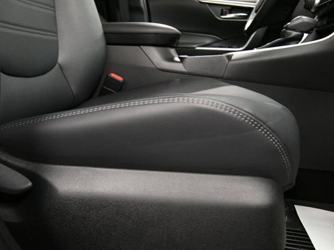 Used 2022 Toyota RAV4 XLE Premium image 28