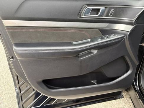 Used 2018 Ford Explorer XLT w/ Equipment Group 202A FWD image 23