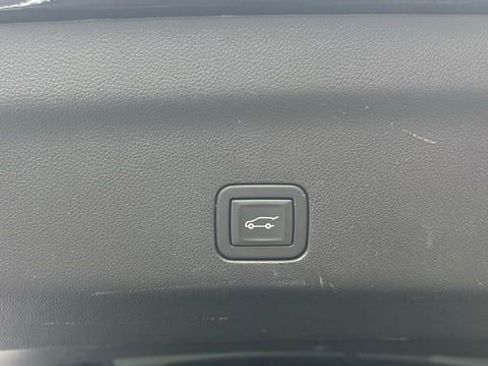 Used 2023 Chevrolet Suburban Premier image 6