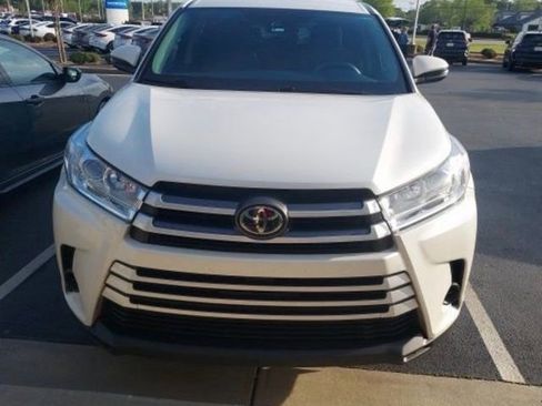Used 2019 Toyota Highlander LE image 2