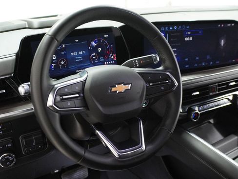 Used 2025 Chevrolet Suburban LS RWD image 7