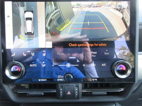 Used 2024 Lexus GX 550 w/ Accessory Package (2T) AWD/4WD image 47