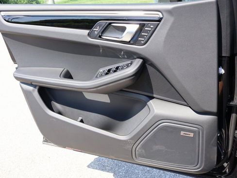 Certified 2025 Porsche Macan AWD/4WD image 34