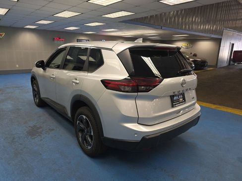 Used 2024 Nissan Rogue SV FWD image 10