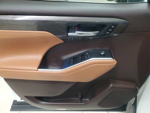 Certified 2021 Toyota Highlander Platinum image 18