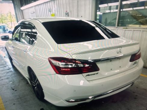 Used 2017 Honda Accord Touring image 2