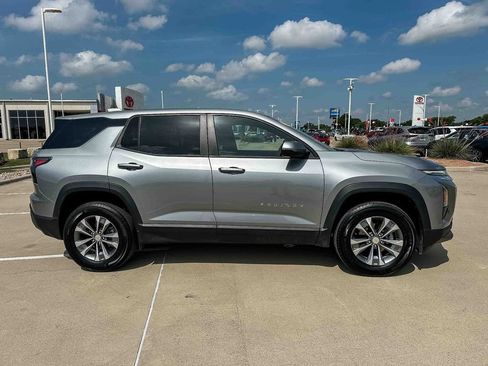 Used 2025 Chevrolet Equinox LT FWD image 2